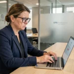 Femme professionnelle frustrée face à une erreur de connexion VPN sur son ordinateur portable au bureau