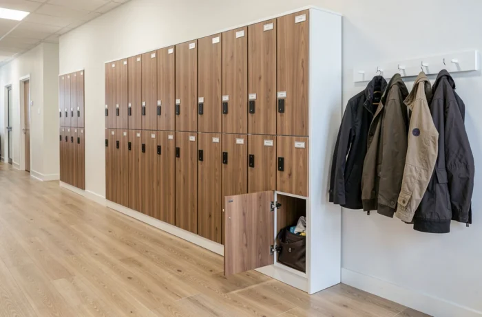 Rangements fermés et casiers personnels intégrés dans une salle de pause de bureau pour stocker les effets personnels