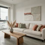 Salon minimaliste scandinave avec canapé en lin crème, table basse en chêne brut et décoration végétale tendance